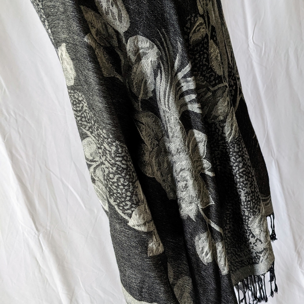 Women's Gray V Neck Scarf Pullover Shawl Wrap W/Fringe One Size - Picture 3 of 7